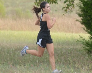 MAKING HER WAY - Alvord's Clara Breashears helped the Lady Bulldogs to a third place finish Monday. Breashears placed fourth individually. Messenger photo by Mack Thweatt
