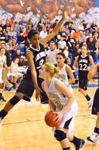 IN THE LANE - Alvord's Ariel Rogers goes in for two points. Messenger photo by Mack Thweatt